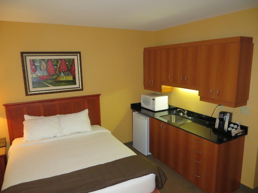 Hotel St-Bernard Saint-Bernard-de-Lacolle Oda fotoğraf