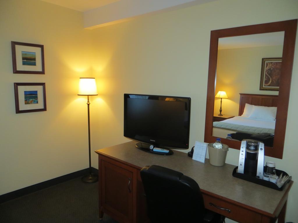 Hotel St-Bernard Saint-Bernard-de-Lacolle Oda fotoğraf