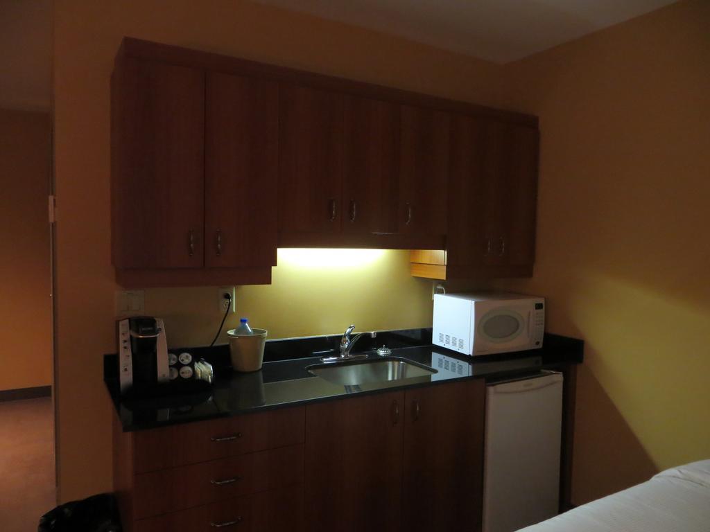Hotel St-Bernard Saint-Bernard-de-Lacolle Oda fotoğraf