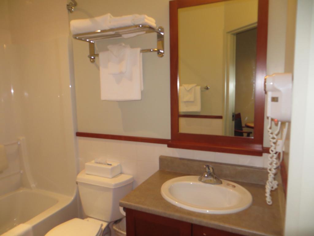 Hotel St-Bernard Saint-Bernard-de-Lacolle Oda fotoğraf