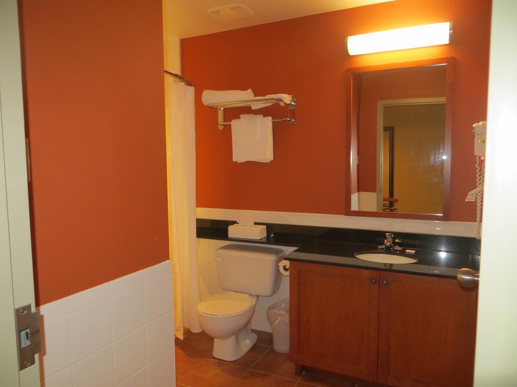 Hotel St-Bernard Saint-Bernard-de-Lacolle Oda fotoğraf