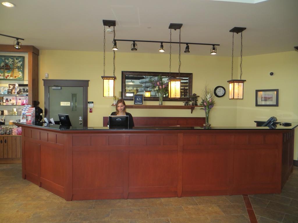 Hotel St-Bernard Saint-Bernard-de-Lacolle Dış mekan fotoğraf