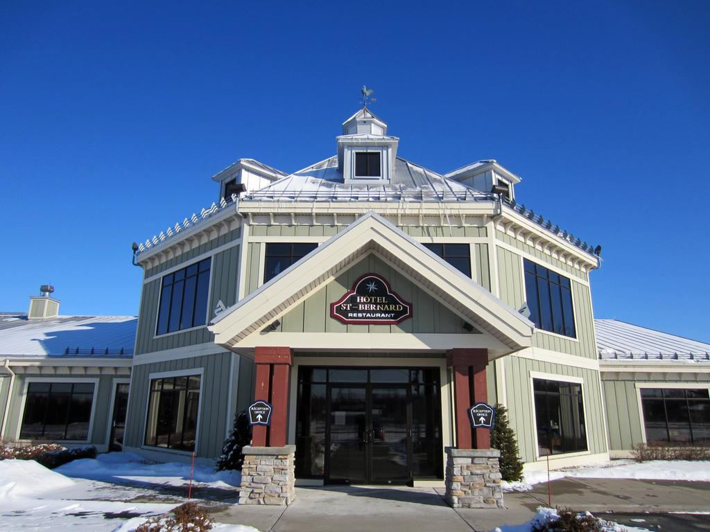Hotel St-Bernard Saint-Bernard-de-Lacolle Dış mekan fotoğraf